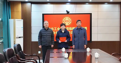 兩名女工患病，省上縣里都來慰問一一虹潤三重保障體系筑就員工幸福家