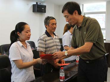 省總工會(huì)黨組書記、副主席陳震一行到順昌虹潤精密儀器有限公司慰問困難職工